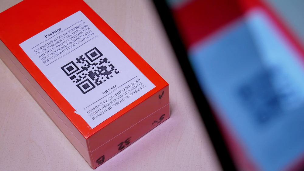 Cross channel consistency with QR-Code stickers and our custom die-cut printed packages